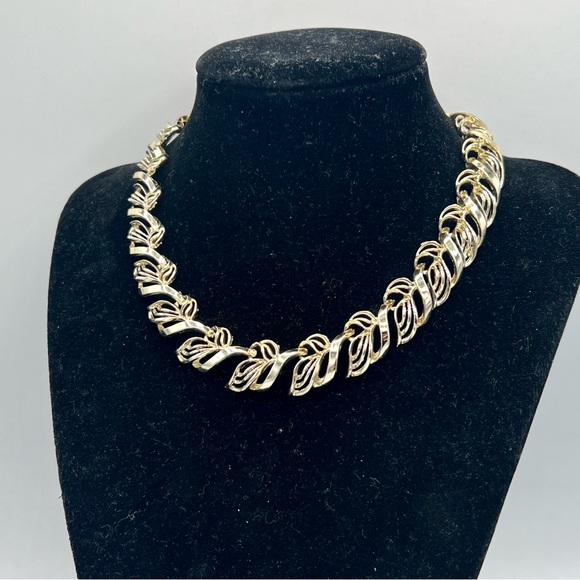 Vintage Jewelry - Vintage faded gold tone leafy cutout collar necklace choker 13” - 15”